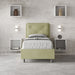 Letto singolo Appia verde salvia in microfibra con testata imbottita, ambientato in una stanza moderna con nicchie decorative a parete.