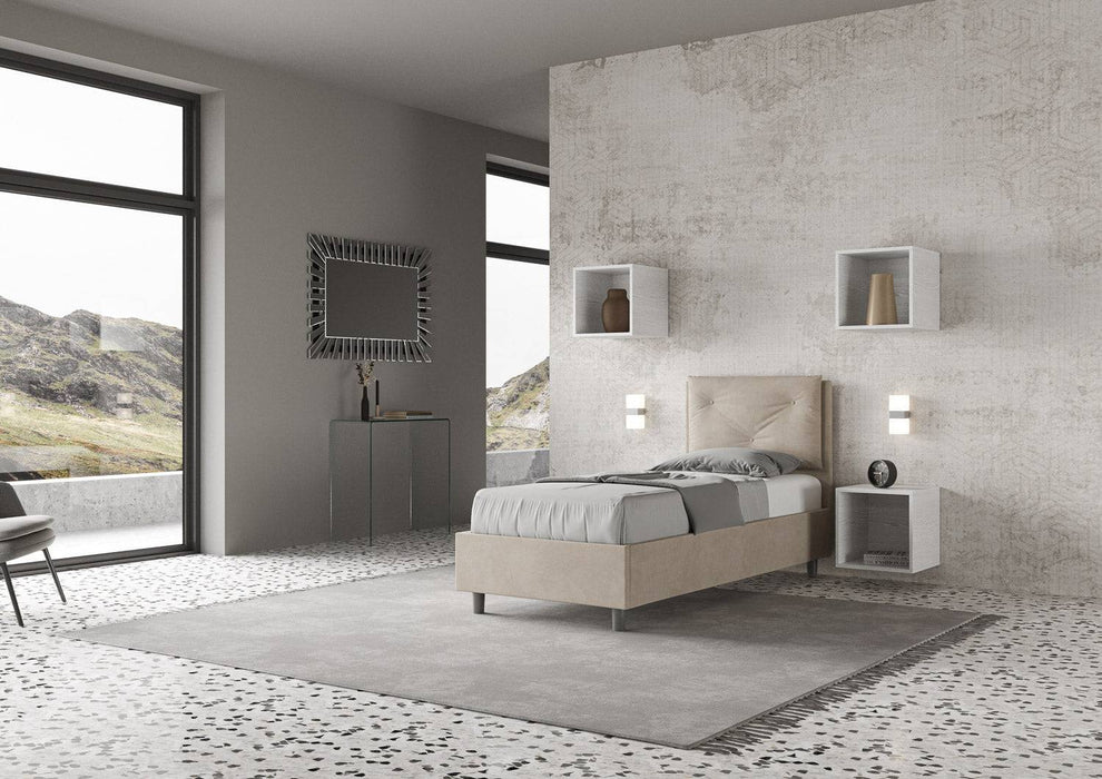 Letto singolo Appia beige 90x190 in microfibra, ideale per ambienti moderni con contenitore salvaspazio.