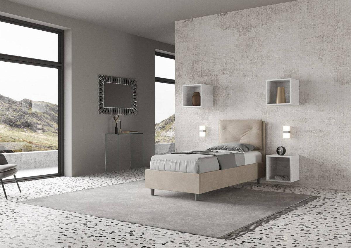 Letto singolo Appia 90x200 beige in microfibra con rete, inserito in camera moderna con pareti chiare e arredi sospesi ITYHOME.