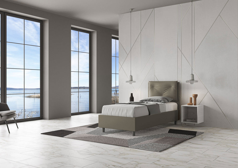 Letto singolo Appia grigio scuro in similpelle, con contenitore opzionale, in camera moderna con pavimento chiaro