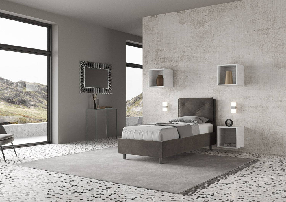 Letto singolo Appia 90x190 con contenitore, design elegante in microfibra grigia, perfetto per interni contemporanei.