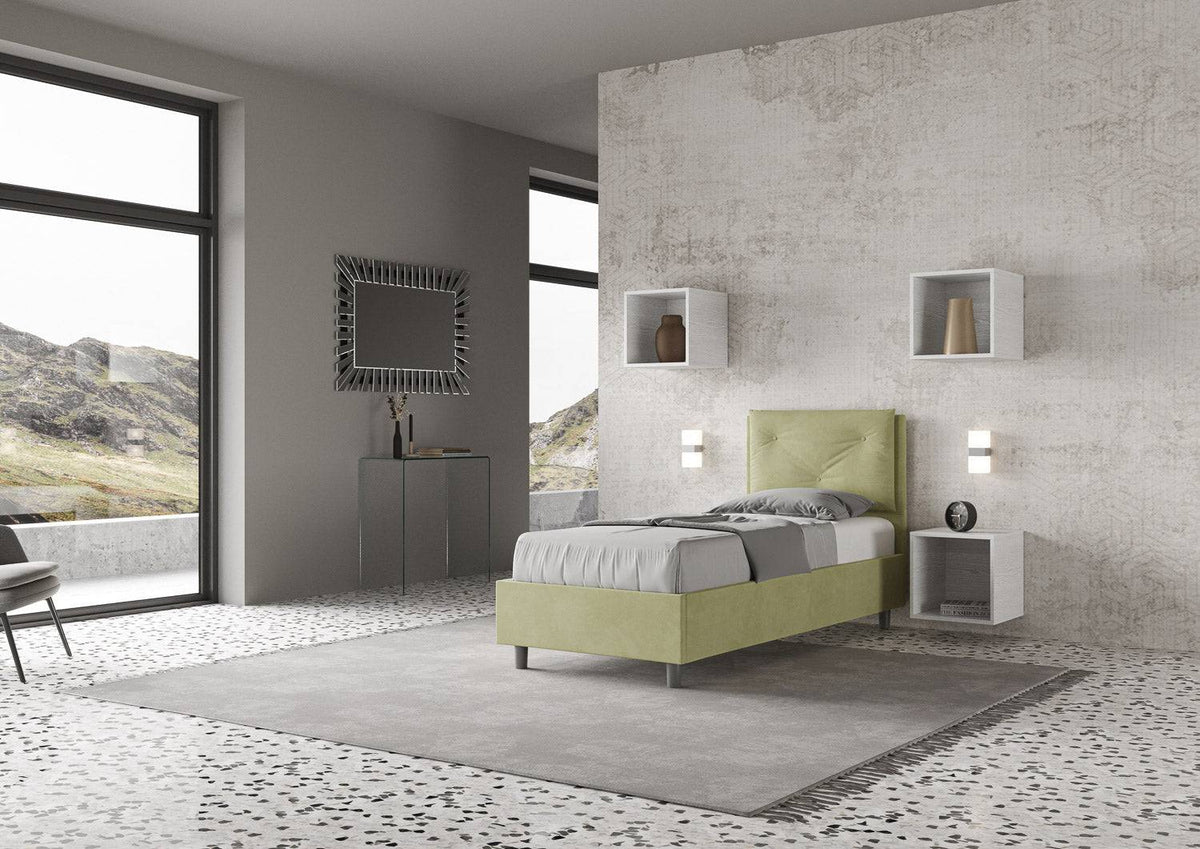Letto singolo Appia 90x200 verde salvia in microfibra, inserito in camera moderna con vista panoramica e arredi minimal ITYHOME.