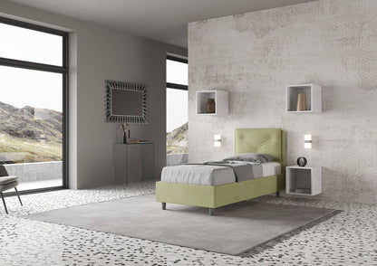 Letto singolo Appia 90x200 verde salvia in microfibra, inserito in camera moderna con vista panoramica e arredi minimal ITYHOME.
