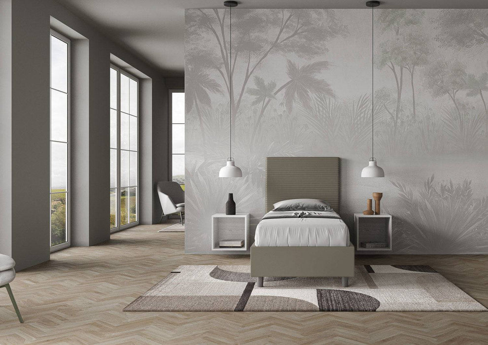Letto singolo Focus grigio con contenitore, ambientato in una stanza luminosa con pareti decorate e grandi finestre panoramiche.