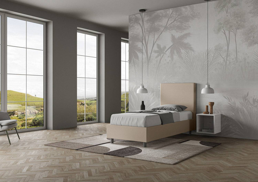 Letto Focus singolo beige in similpelle con testiera alta, ideale per camere moderne con ampie finestre e vista panoramica.