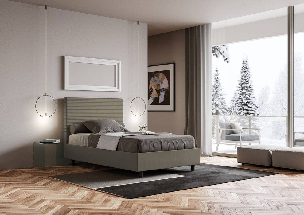 Letto Focus singolo grigio con contenitore, ambientato in una stanza luminosa con vista invernale e arredi contemporanei.