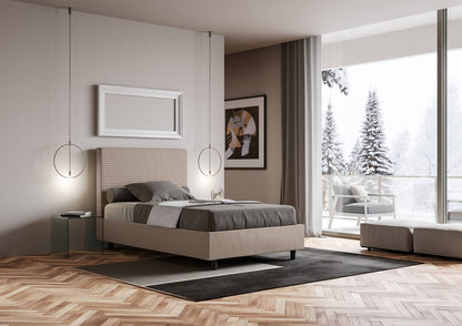 Letto Focus beige con contenitore, ambientato in una stanza luminosa con vista invernale e arredi contemporanei.