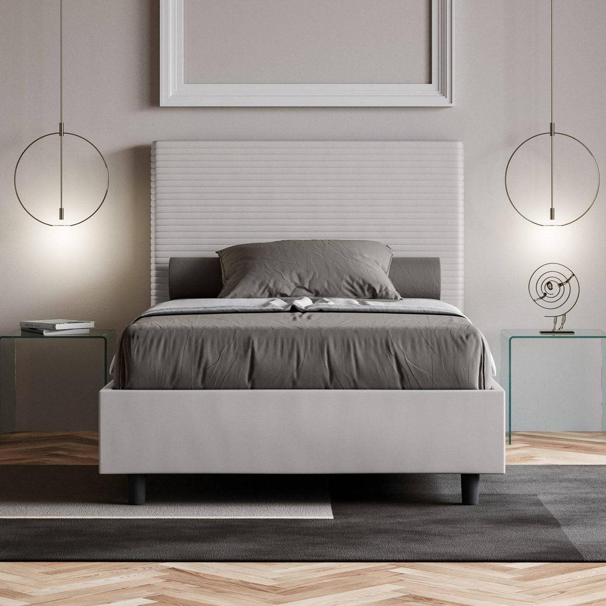 Letto Focus bianco in similpelle con contenitore, inserito in una camera elegante con parquet e illuminazione sospesa.