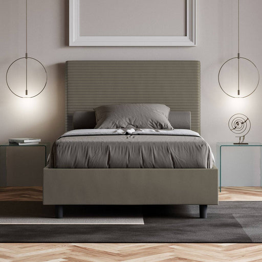 Letto singolo Focus in similpelle grigia con contenitore, inserito in una camera elegante con illuminazione sospesa e parquet.