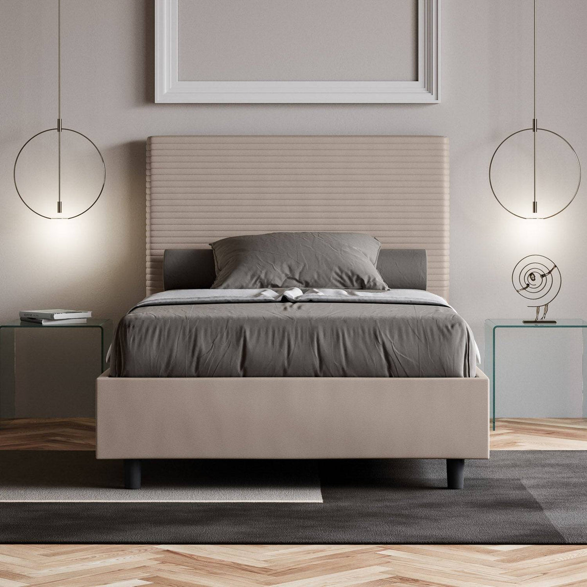 Letto Focus beige in similpelle con contenitore, inserito in una camera raffinata con illuminazione sospesa e parquet chiaro.