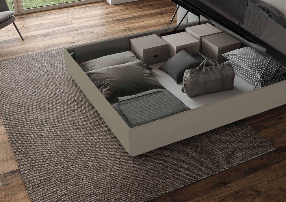 Dettaglio vano contenitore del letto singolo imbottito Sunny grigio, perfetto per organizzare coperte, cuscini e accessori.