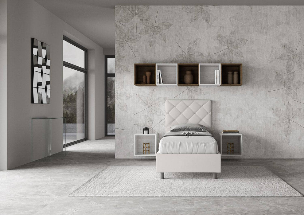 Letto singolo imbottito Priya bianco 80x190 in una camera moderna, ideale per ambienti eleganti e minimalisti. Categoria Letti Singoli Italy.