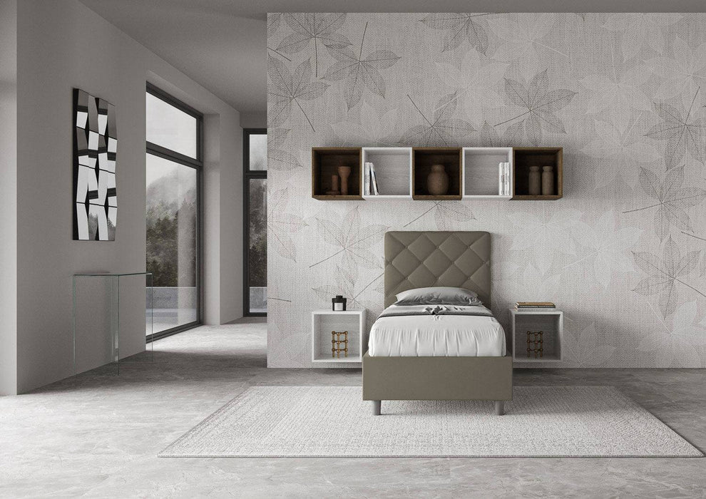 Letto singolo Priya 80x200 grigio tortora con testiera imbottita, ideale per ambienti eleganti e contemporanei.