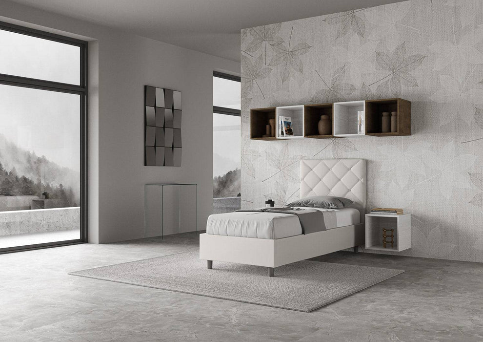 Letto singolo Priya bianco con contenitore e testiera trapuntata, perfetto per ambienti eleganti e funzionali.