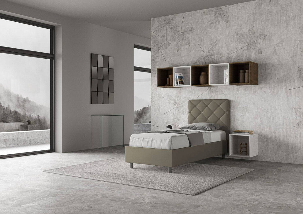 Letto singolo Priya grigio con contenitore e testiera trapuntata, design contemporaneo per camere da letto raffinate.
