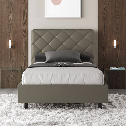 Letto singolo Priya grigio in similpelle con contenitore, perfetto per arredare camere contemporanee con eleganza e funzionalità.