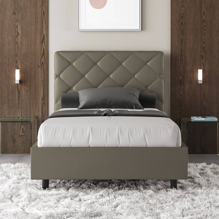 Letto singolo Priya grigio in similpelle con contenitore, perfetto per arredare camere contemporanee con eleganza e funzionalità.