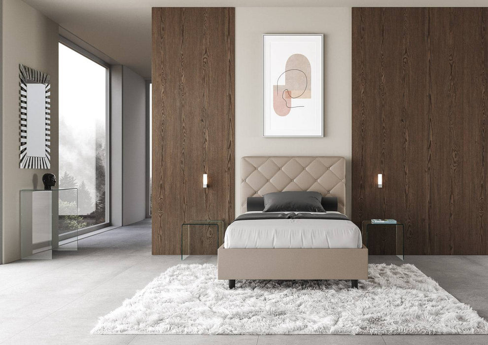 Letto singolo contenitore Priya beige in una camera moderna con pareti in legno e tappeto chiaro.