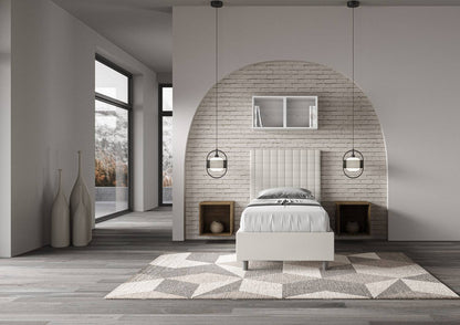 Letto singolo imbottito similpelle Sunny bianco in camera luminosa con design contemporaneo e dettagli architettonici curvi.