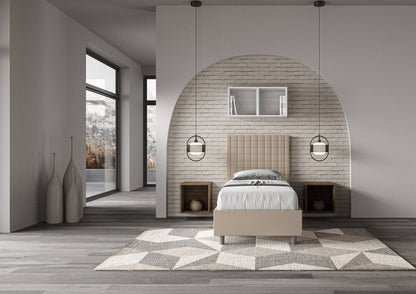 Letto singolo imbottito similpelle Sunny beige in ambiente luminoso e moderno con dettagli architettonici curvi e stile minimal.