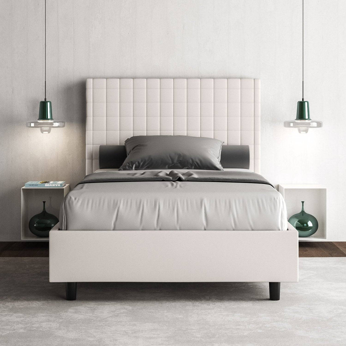 Letto singolo contenitore imbottito similpelle Sunny bianco in camera moderna con comodini integrati e illuminazione sospesa.
