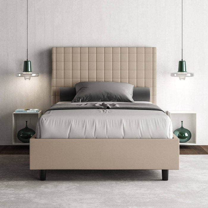Letto singolo contenitore imbottito similpelle Sunny beige in camera moderna con comodini bianchi e lampade a sospensione verdi.