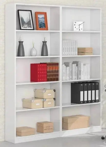 Due librerie bianche opache affiancate con 5 ripiani ciascuna, perfette per organizzare documenti e oggetti decorativi in ambienti professionali.