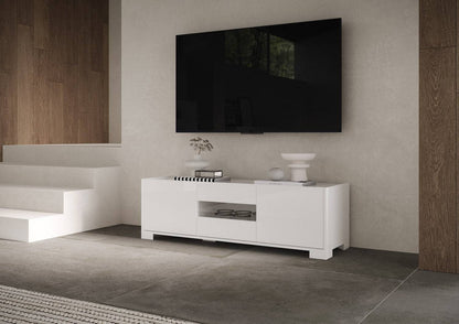 Mobile TV Riflesso bianco lucido sotto schermo a parete. Arredo elegante e funzionale per il soggiorno.