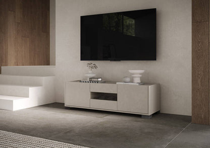Mobile TV Riflesso cashmere sotto schermo a parete. Arredo elegante e funzionale per ambienti contemporanei.