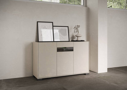 Madia Riflesso in finitura cashmere con tre ante e vano centrale. Mobile elegante per ambienti moderni e ordinati.