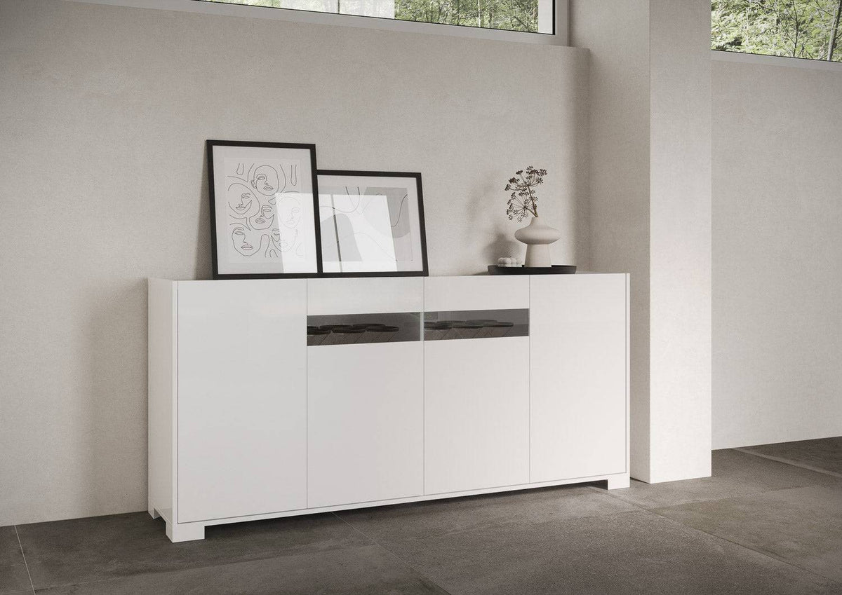 Credenza Riflesso bianco lucido in soggiorno con decorazioni minimal. Arredo elegante per ambienti luminosi e ordinati.