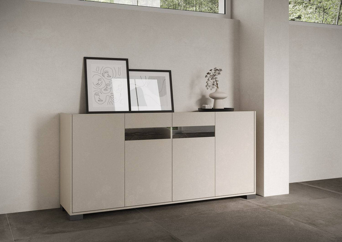 Credenza Riflesso cashmere in soggiorno con decorazioni minimal. Arredo raffinato per ambienti contemporanei.