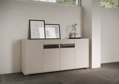 Credenza Riflesso cashmere in soggiorno con decorazioni minimal. Arredo raffinato per ambienti contemporanei.