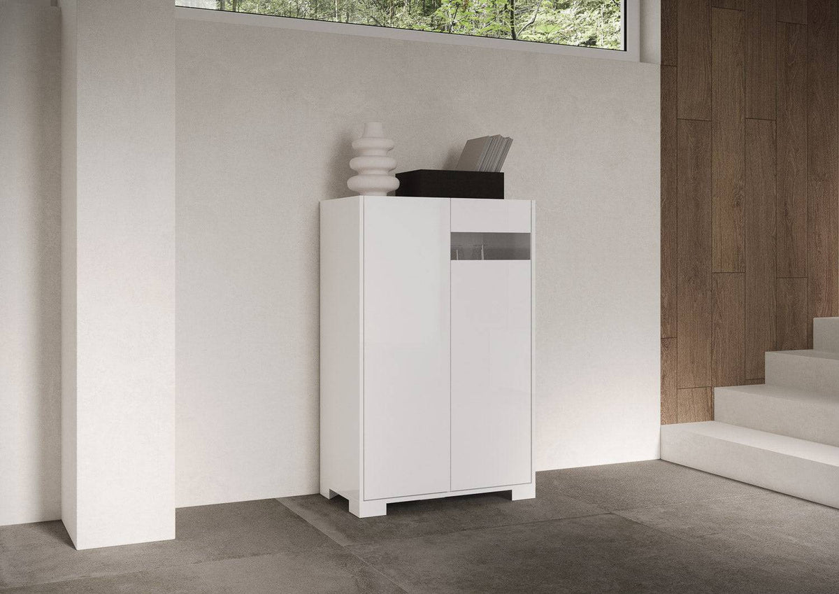 Credenza alta Riflesso bianco lucido in soggiorno minimal. Arredo elegante con vano a giorno per decorazioni.
