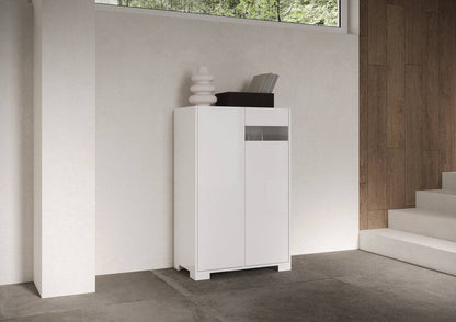 Credenza alta Riflesso bianco lucido in soggiorno minimal. Arredo elegante con vano a giorno per decorazioni.