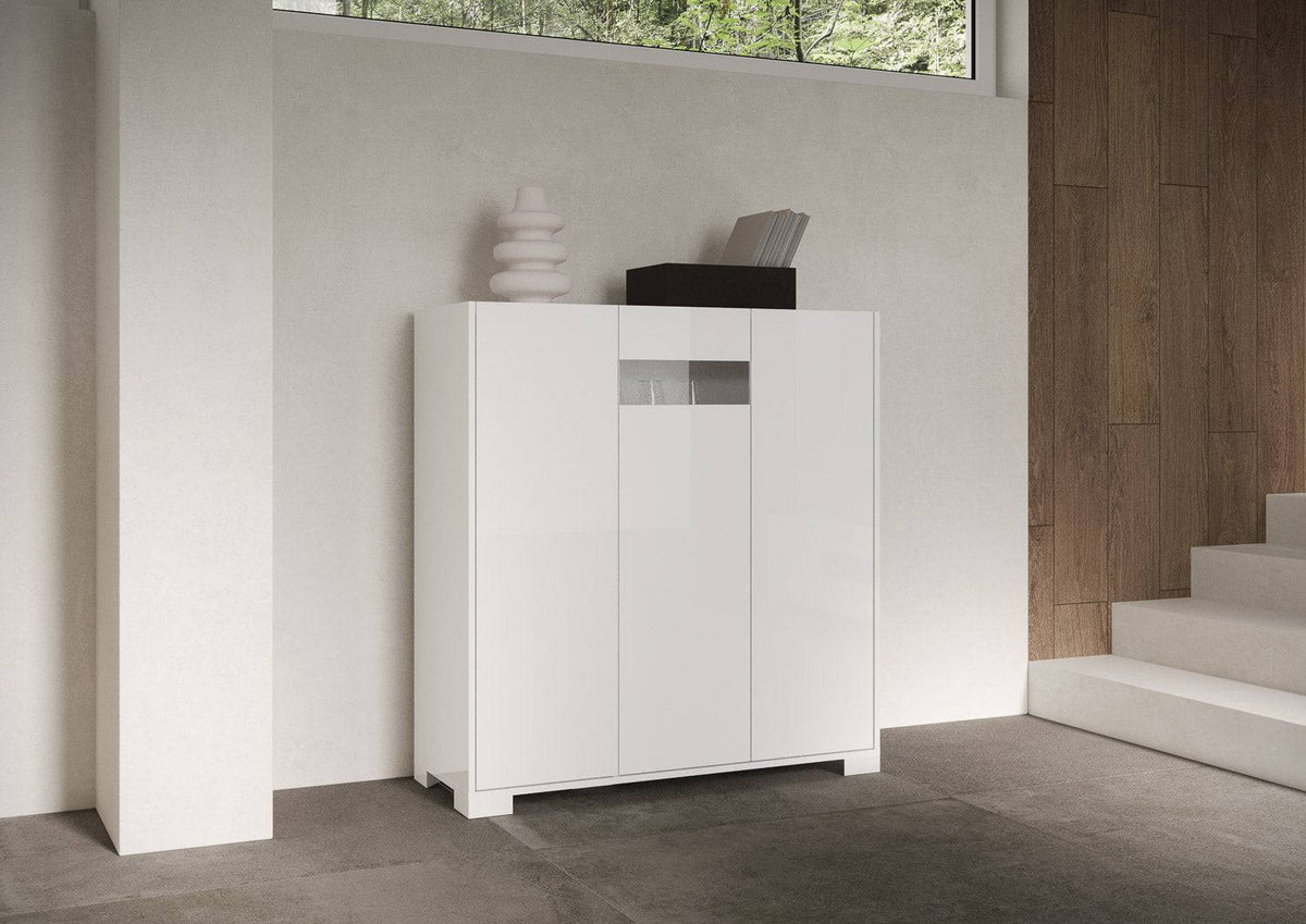 Credenza alta Riflesso bianco lucido in soggiorno moderno. Arredo raffinato con vano a giorno per decorazioni.