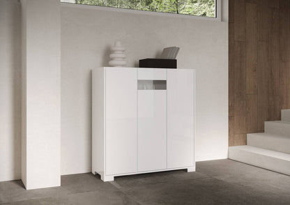 Credenza alta Riflesso bianco lucido in soggiorno moderno. Arredo raffinato con vano a giorno per decorazioni.