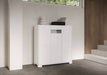 Credenza alta Riflesso bianco lucido in soggiorno moderno. Arredo raffinato con vano a giorno per decorazioni.