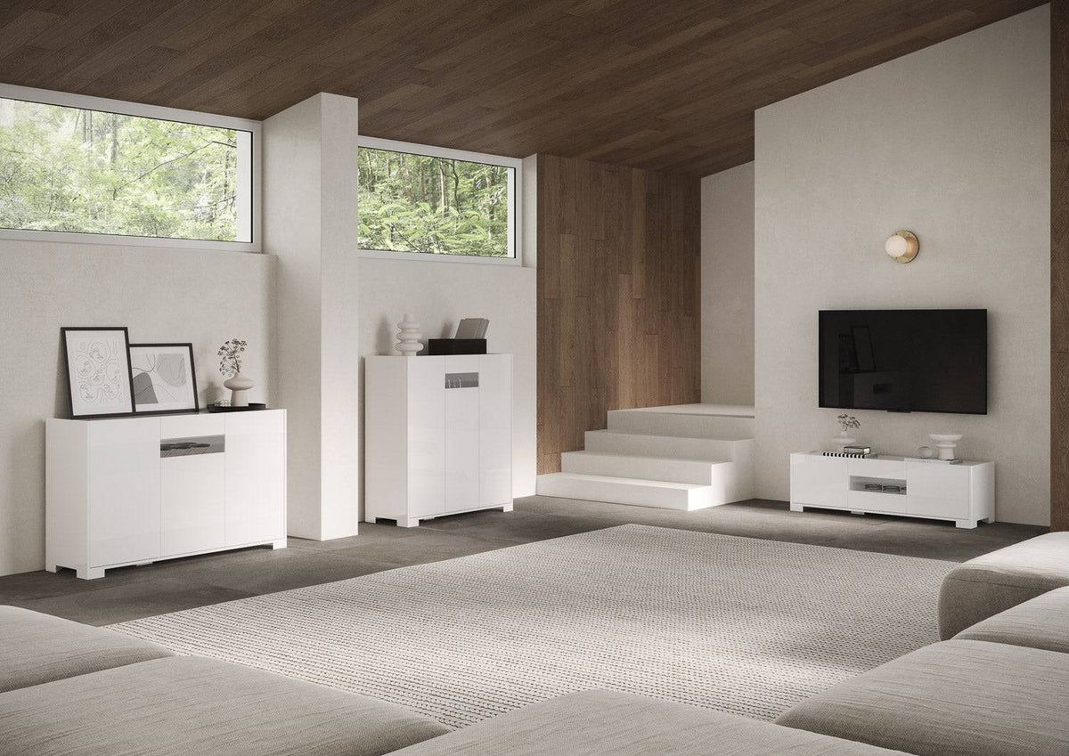 Composizione Riflesso bianco lucido con madia, credenza alta e mobile TV. Arredo moderno per soggiorni eleganti.