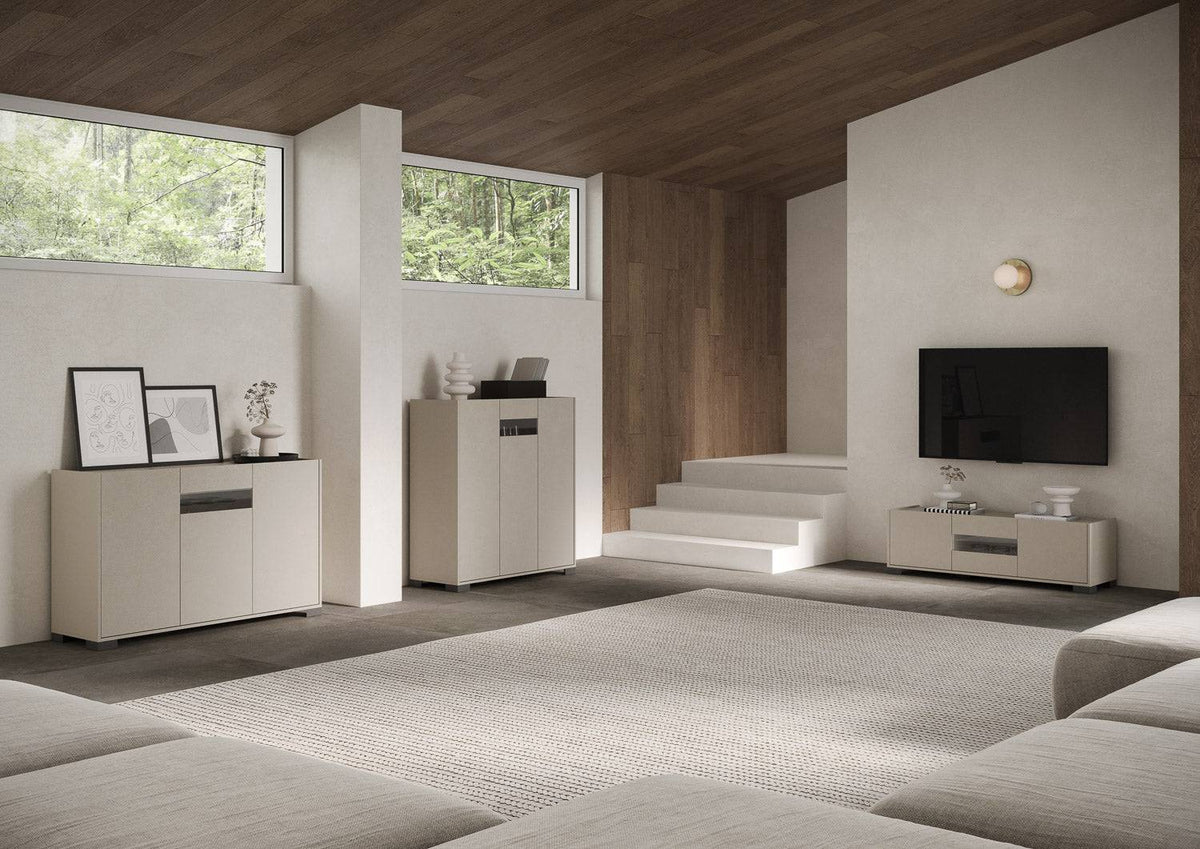 Composizione Riflesso cashmere con madia, credenza alta e mobile TV. Arredo moderno per soggiorni eleganti.