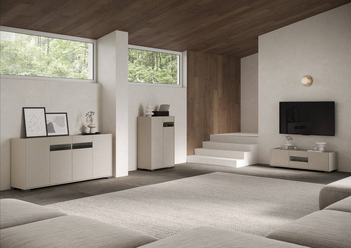 Set mobili Riflesso cashmere per soggiorno con madia, credenza alta e porta TV. Design raffinato e funzionale.