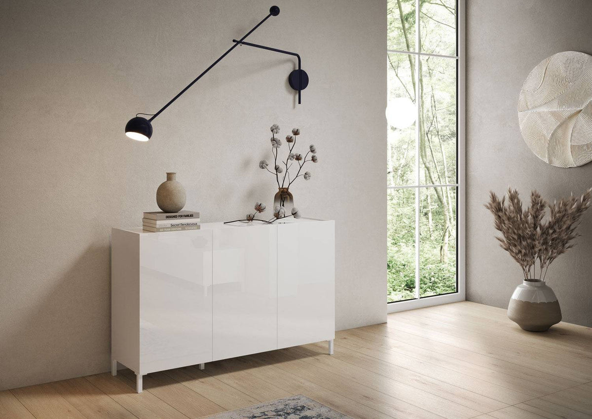 Madia Solaria bianco lucido con tre ante in soggiorno moderno, perfetta per arredare con stile e funzionalità ambienti contemporanei.