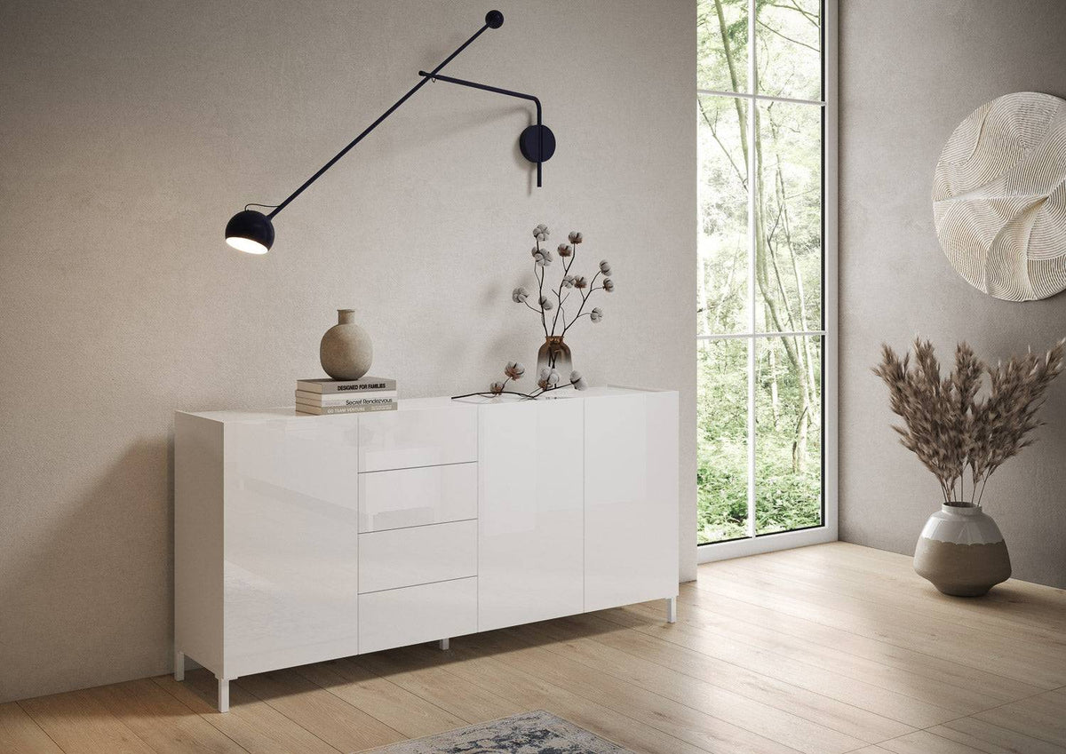 Madia Solaria con ante e cassetti in finitura bianco lucido, arredo elegante per soggiorni contemporanei e funzionali.