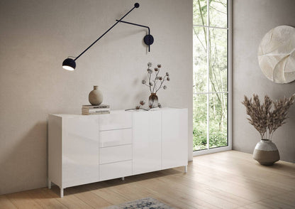 Madia Solaria con ante e cassetti in finitura bianco lucido, arredo elegante per soggiorni contemporanei e funzionali.