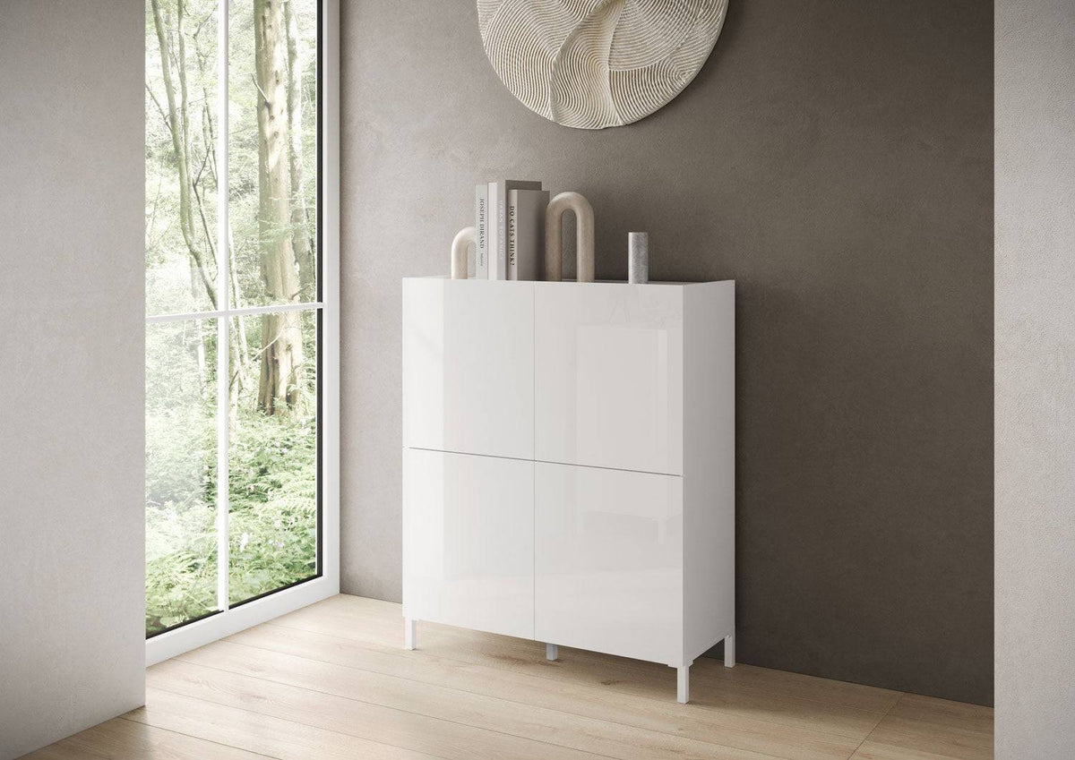 Madia alta Solaria bianco lucido in soggiorno moderno, design essenziale e raffinato per spazi contemporanei.