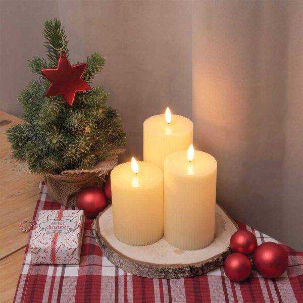 Set di candele LED 3D con fiamma realistica su tavola natalizia