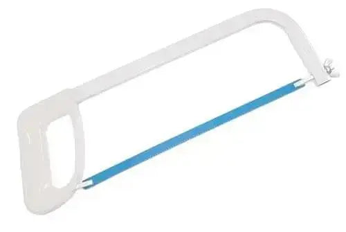 Lama carbonio x archetto mm.300 montata su seghetto manuale, ideale per taglio metalli come ferro e acciaio in ambito hobbistico e professionale.