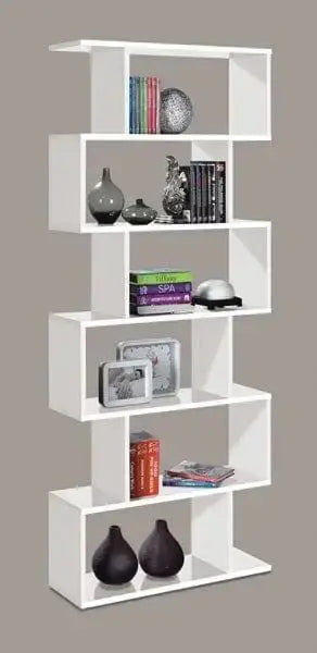 Libreria alta Athena bianca con ripiani asimmetrici, perfetta per organizzare libri e decorazioni in spazi moderni e versatili.