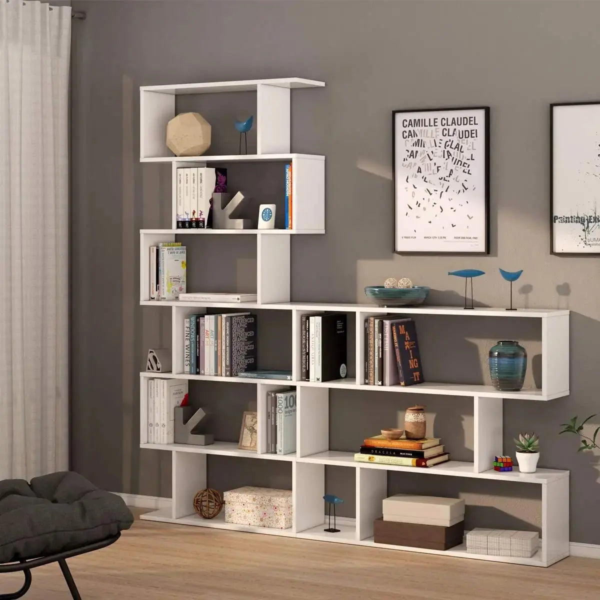 Libreria componibile alta Athena bianca in un soggiorno moderno, con ripiani spaziosi per libri e oggetti decorativi.