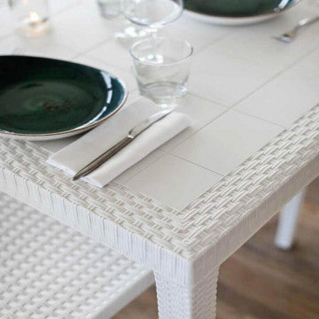 Tavolo quadrato 80x80 cm in wicker con struttura in plastica stampata